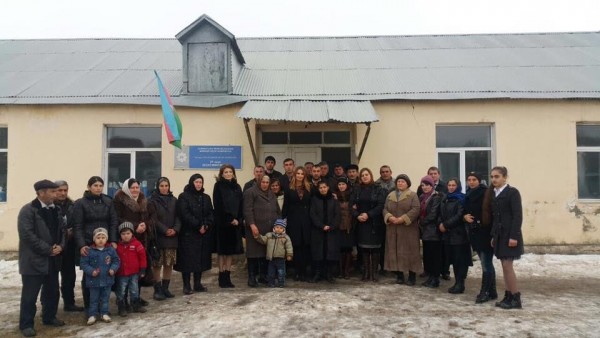 Qənirə Paşayeva Yeni ili ön cəbhə kəndlərində qeyd edib
