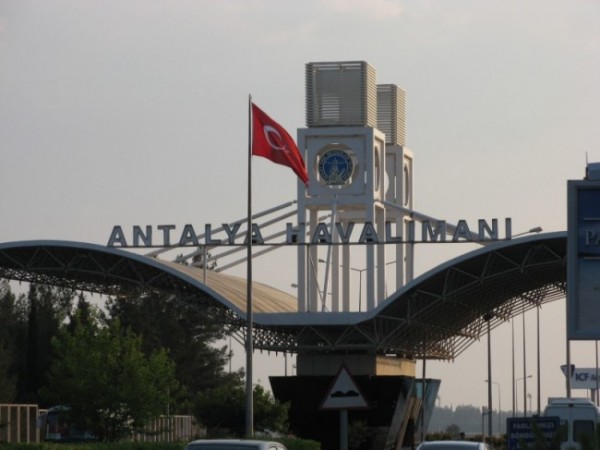 Türkiyə aeroportunda həyəcan - “Üstümdə bomba var”