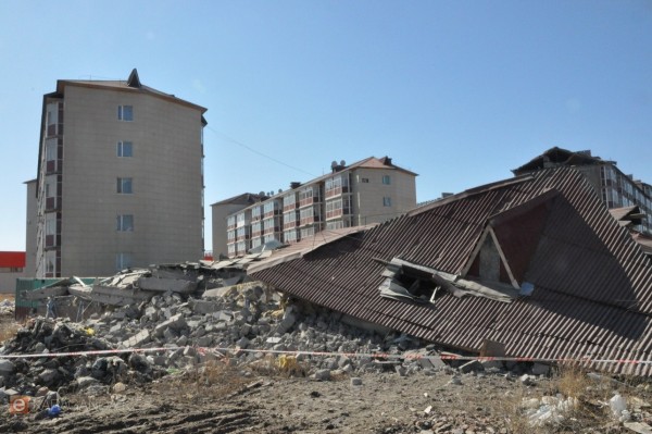 Qazaxıstanda yaşayış binası uçdu - ölənlərin sayı artır - YENİLƏNİB-1