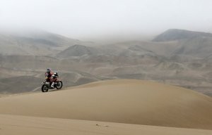 “Dakar” rallisində çıxış edən motosikletçini ildırım vurub