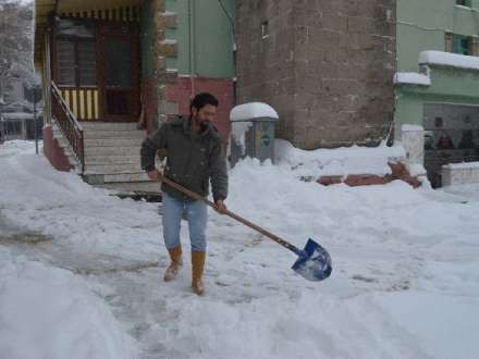 Qar təmizləyəndə 120 minlik qızıl tapdı, sahibinə qaytardı