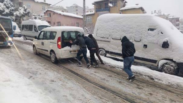Türkiyədə həyat iflic olub: Hərəkət dayanıb, su problemi yaranıb