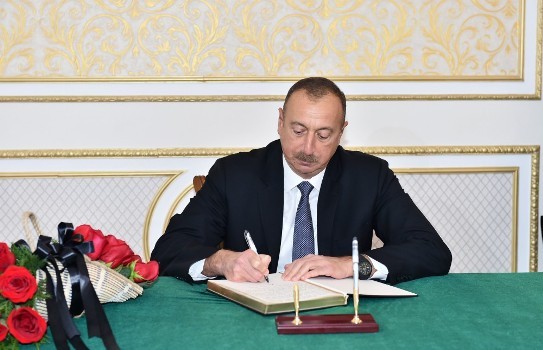 Prezident İran səfirliyində olub