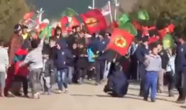 Türkiyənin qucaq açdığı suriyalılar PKK bayraqları ilə yürüş etdi