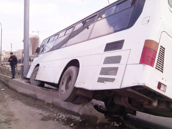 Bakıda avtobus qəza törətdi: Yaralılar var