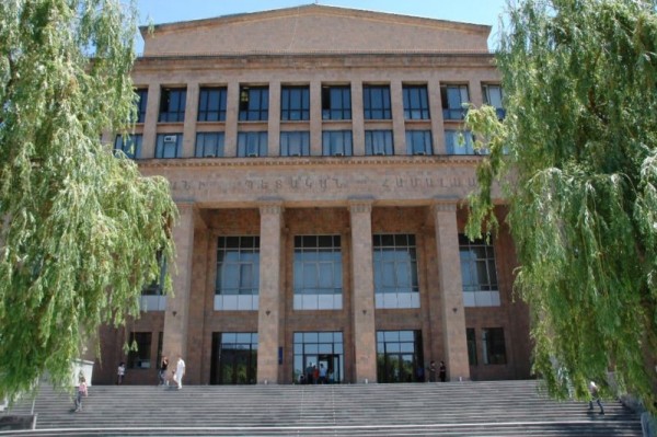 İrəvan Dövlət universitetində qan töküldü: ölən və yaralanan var