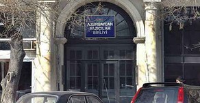 Yazıçı Anarın müşavirinə qarşı dələduzluq edilib