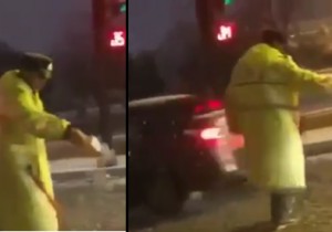 Yola duz səpən polis kövrəldi: ”Öz pulumla 15 qutu duz alıb gətirdim…”