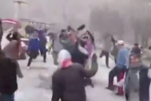 Tehrana yağan güclü qarı “Olmaz, olmaz“ mahnısıyla qarşıladılar