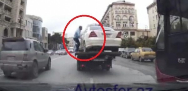 Bakıda maşınını evakuator aparan sürücü görün nələr etdi