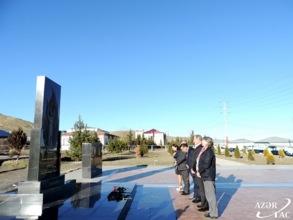 ABŞ səfiri Goranboyda Xocalı abidəsini ziyarət edib - FOTO