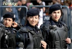 Türkiyə ordusunda baş örtüyü qadağası ləğv olundu