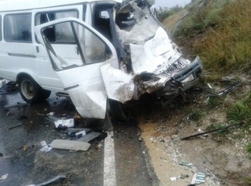 Mikroavtobus hasara çırpıldı: 1 ölü, 1 yaralı