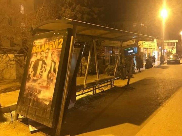 Taksofon yerindən çıxdı, avtobus dayanacağı aşdı - BAKIDA