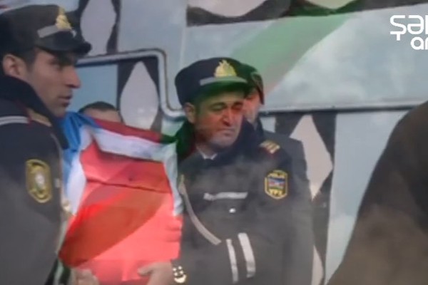 Şəhid tabutunu daşıyan polislər göz yaşına boğuldu