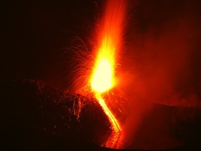 İtaliyada Etna vulkanı püskürüb
