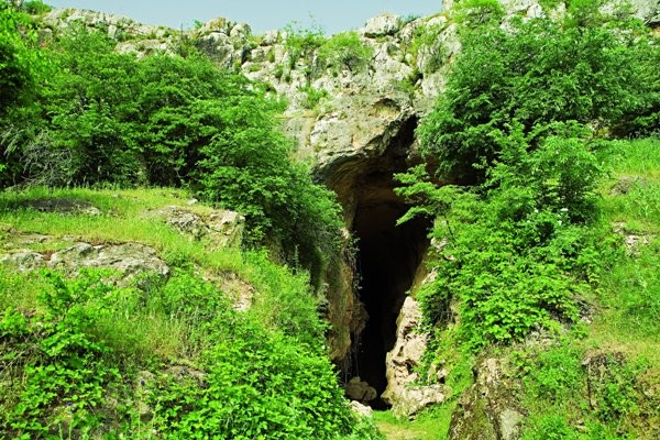 Azıx mağarasında qanunsuz qazıntı aparan əcnəbi arxeoloqların ittihamları məlum olub