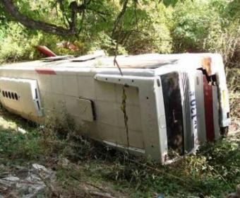 Avtobus dərəyə düşdü: 16 ölü, 35 yaralı