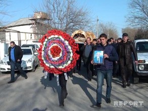 Meyiti tapılan neftçi dəfn edilib - FOTO