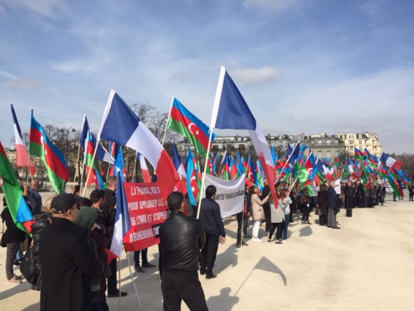 Parisdə Azərbaycan prezidentinə dəstək aksiyası keçirilib - FOTO