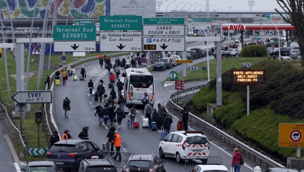 Parisdə iki silahlı hücum: aeroport boşaldıldı