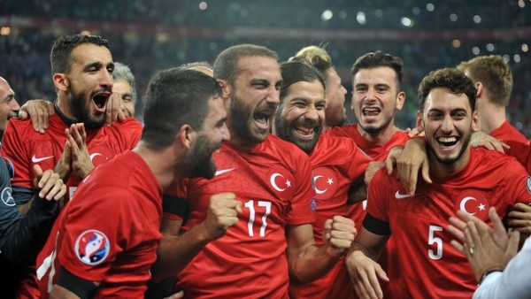 Türkiyə millisindən qələbə - Ərdoğan futbolçularla görüşdü