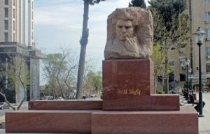 Mikayıl Müşfiqin heykəli bərpa olundu