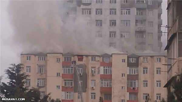 Bakıda universitet müəllimlərinin binası yanır - FOTO