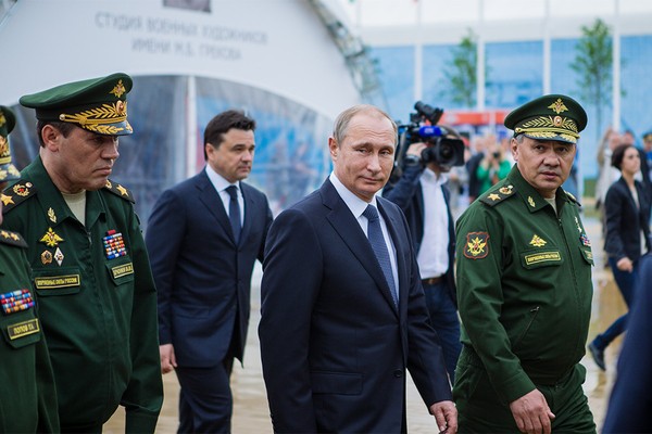 Putin Rusiya Silahlı Qüvvələrində şəxsi heyətin sayını artırıb