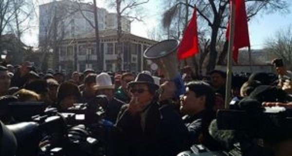 Qırğızıstan müxalifəti partiya liderinə azadlıq tələb etdi