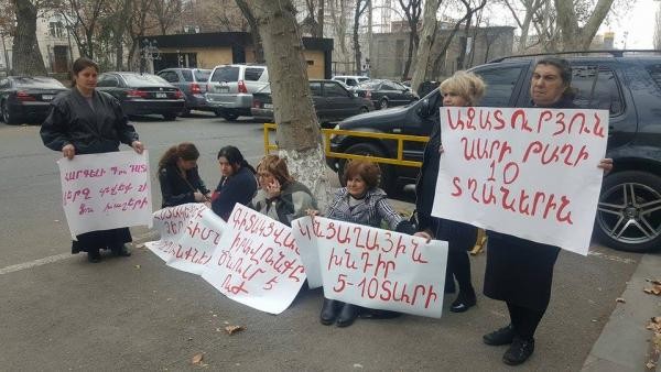Ermənistanda siyasi məhbusların yaxınları etiraz aksiyası keçirib