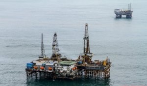 Küləkli havada dənizə aparılan neftçilərlə bağlı