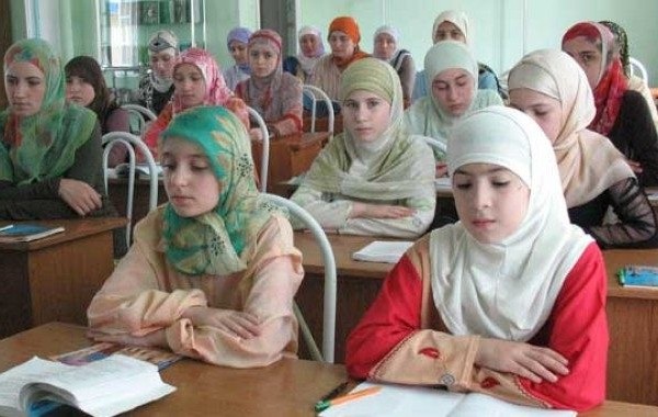 Çeçenistan məktəblilərinə hicab icazəsi verildi