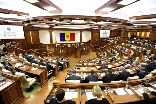 Moldova parlamentinin binası qarşısında piket keçirilib