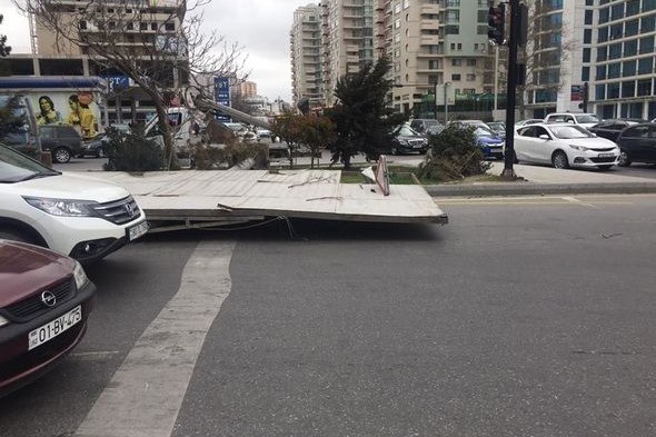 Bakıda güclü külək fəsadlara yol açdı