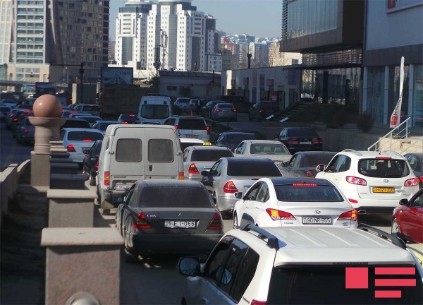 Bakının mərkəzində qəza: böyük tıxac yarandı