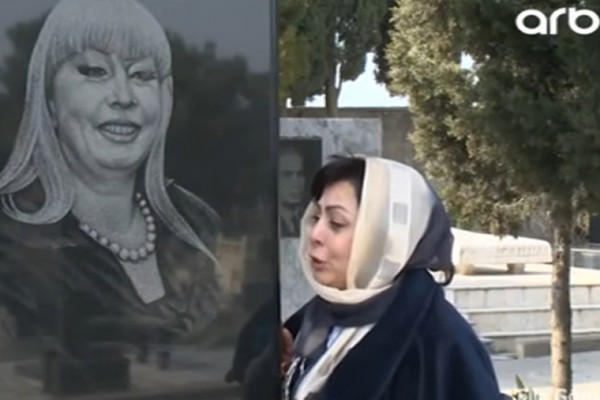İlhamənin qəbri üstündə ağladı — “Susa bilmirəm, ürəyim şişib...” + VİDEO