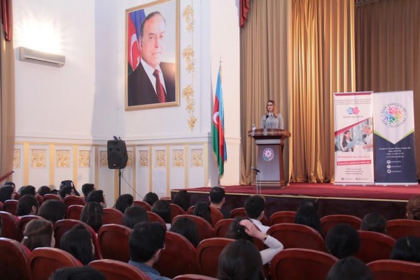 Qənirə Paşayeva ASAN könüllüləri ilə görüşüb