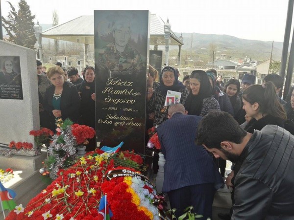 İcra başçısı şəhid anasının əlindən öpdü -ŞƏMKİRDƏ