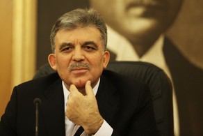 Abdullah Gül Bakıda “Şəhidlər məscidi”ni ziyarət edib
