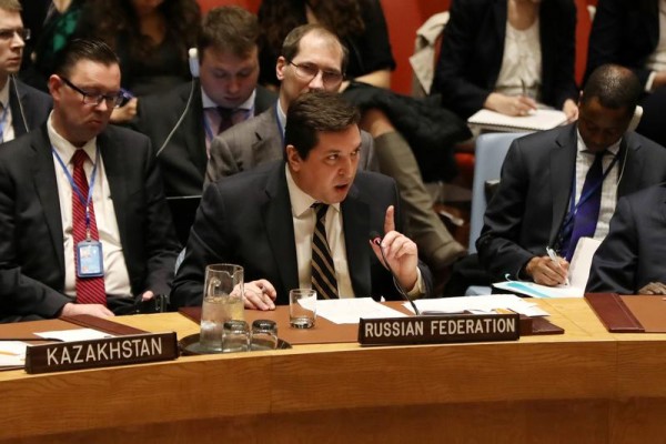 Rus diplomat səfirə qəzəbləndi: “Gözümə bax, bizi təhqir etmə”