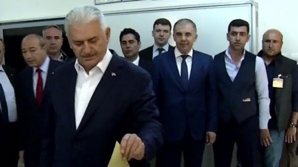 Türkiyənin baş naziri referendumda səs verib