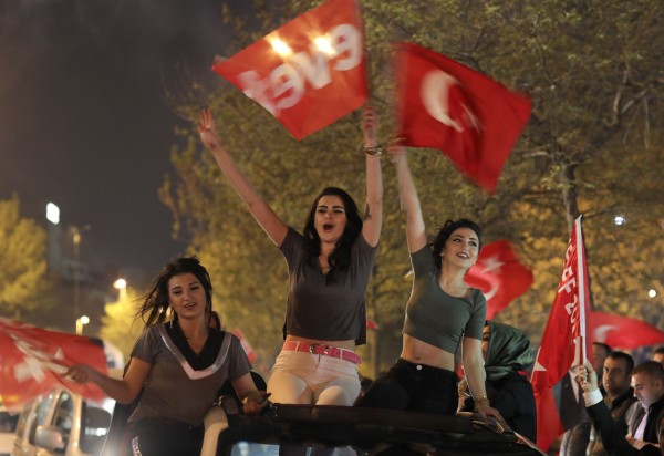 Türkiyə vətəndaşları “bəli“ni belə bayram edir
