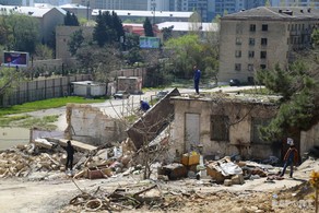 Yasamalda tikinti dayandırılan ərazidən texnika çıxarıldı