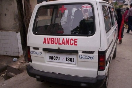 Hindistanda avtobus çaya aşıb, 44 nəfər ölüb