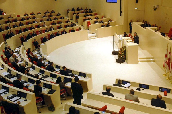 Gürcüstan parlamentində qarşıdurma yaranıb, deputatın başı yarılıb