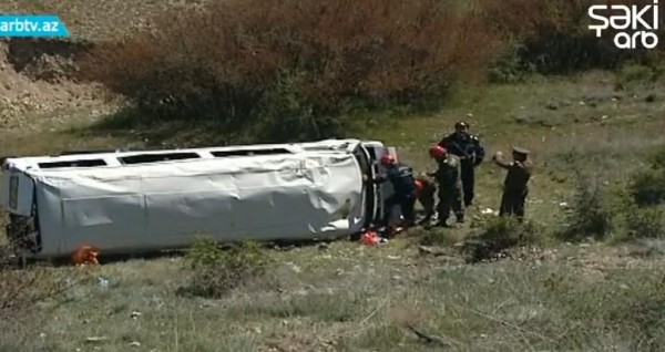 Şəkidə mikroavtubus aşdı - 17 yaralı - Video