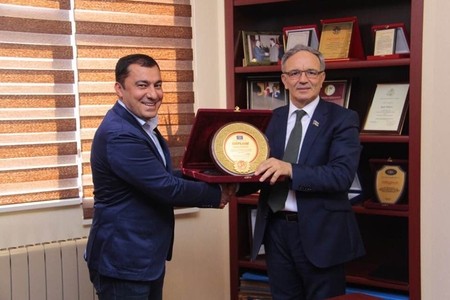 Əflatun Amaşov Ələsgər Süleymanova plaket təqdim etdi - FOTO