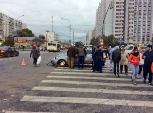 Bakıda “BMW“ yolu keçmək istəyən piyadaları vurdu