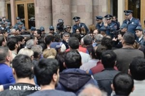 Ermənistan hökumətinin binası yenidən mühasirəyə alındı